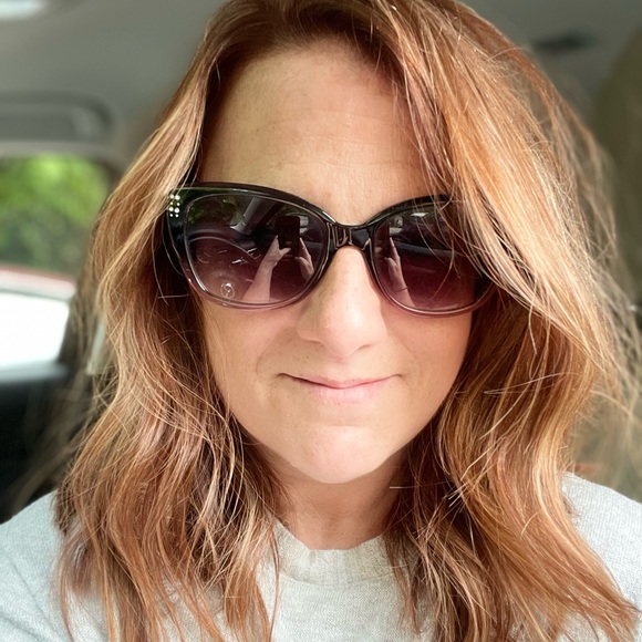 Meet your Posher, Courtney - Picture 1 of 2